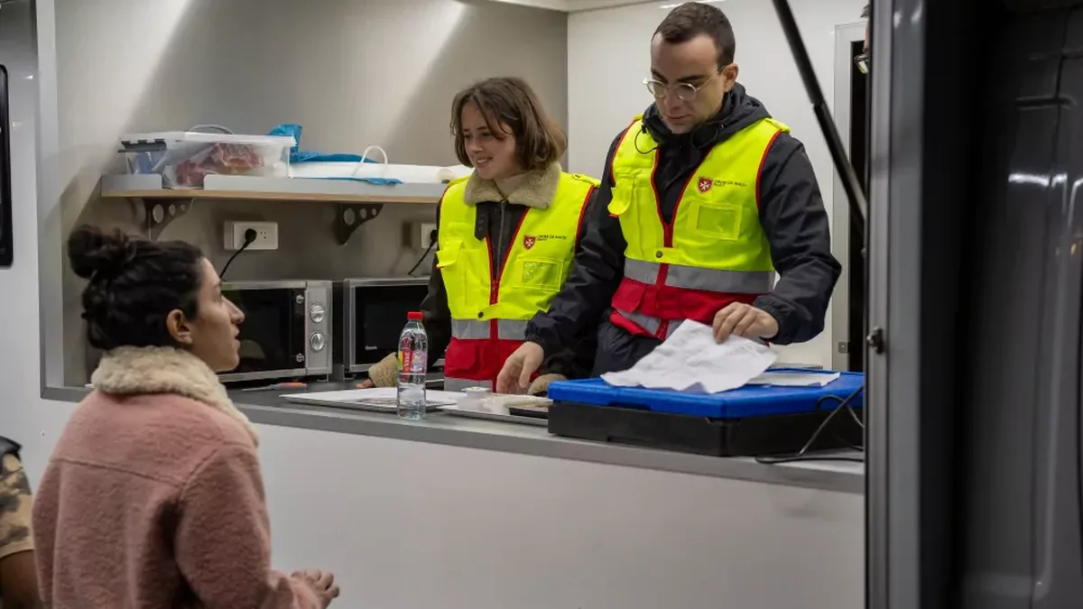 Un food truck solidaire distribuant des repas aux étudiants en situation de précarité