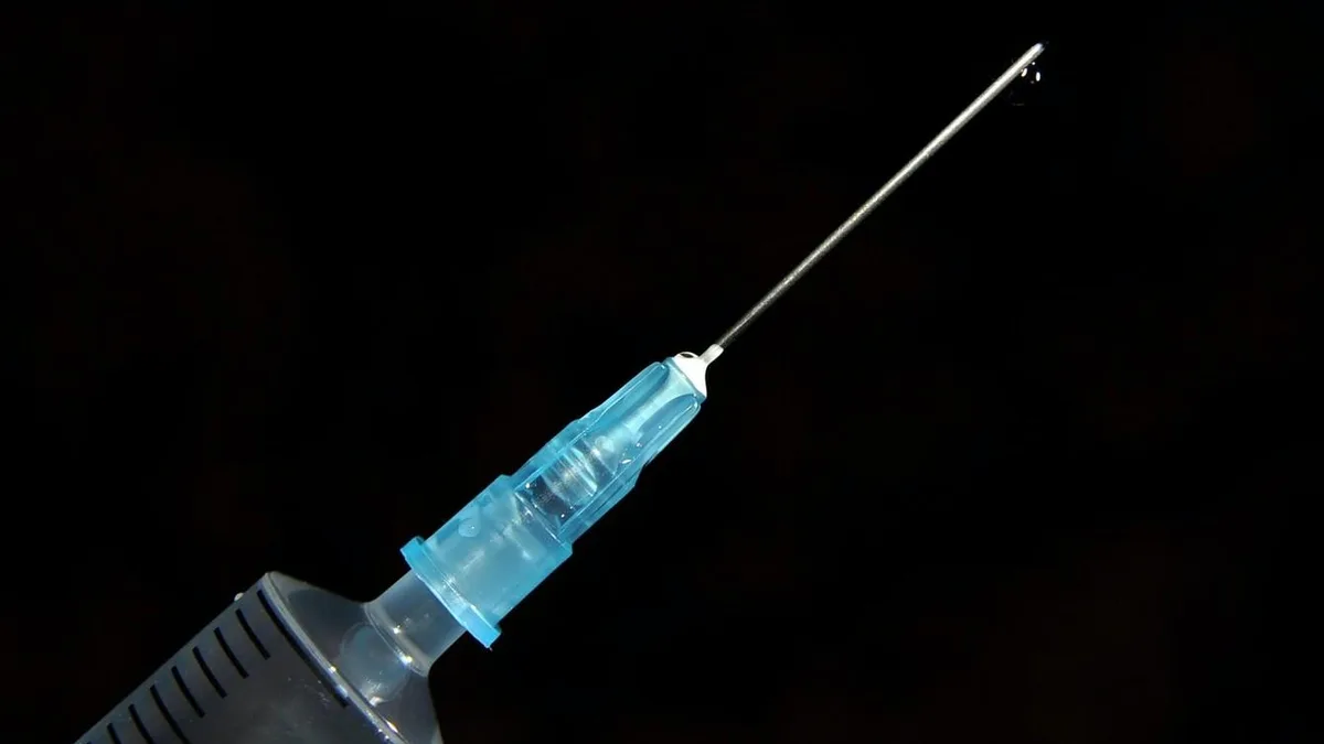Injection du vaccin contre la fièvre typhoïde avant un voyage au Sénégal