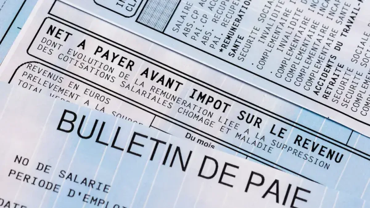 Un bulletin de salaire posé sur un bureau