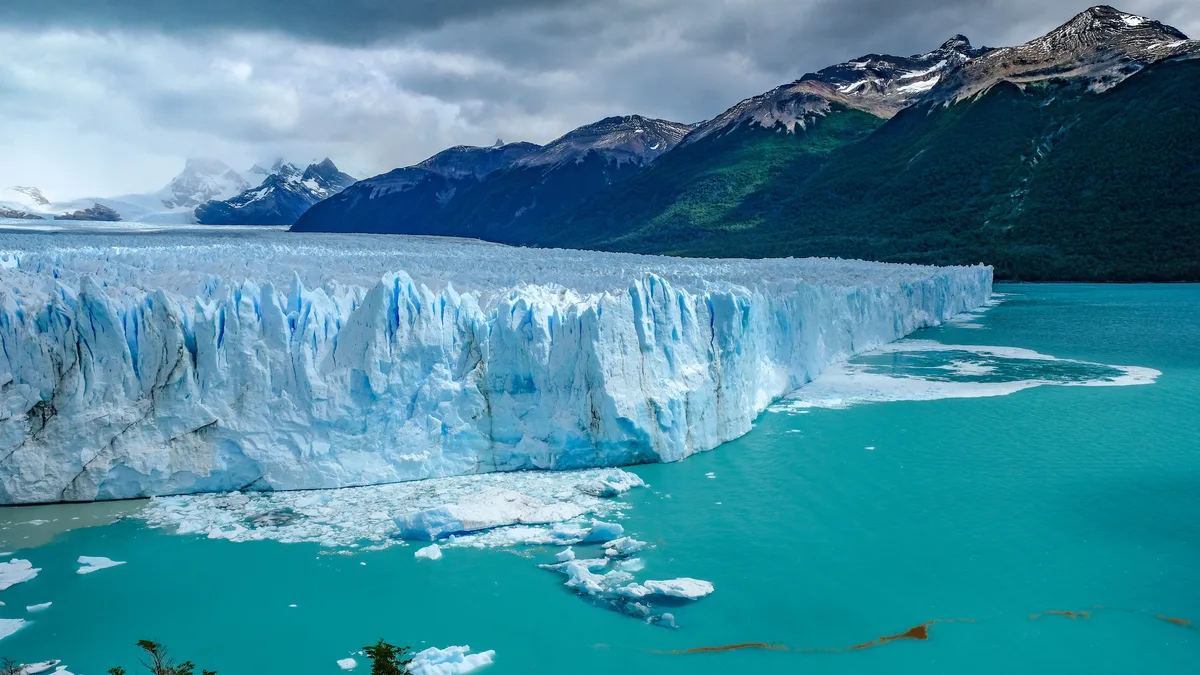 Front d&rsquo;un glacier se jetant dans l&rsquo;eau