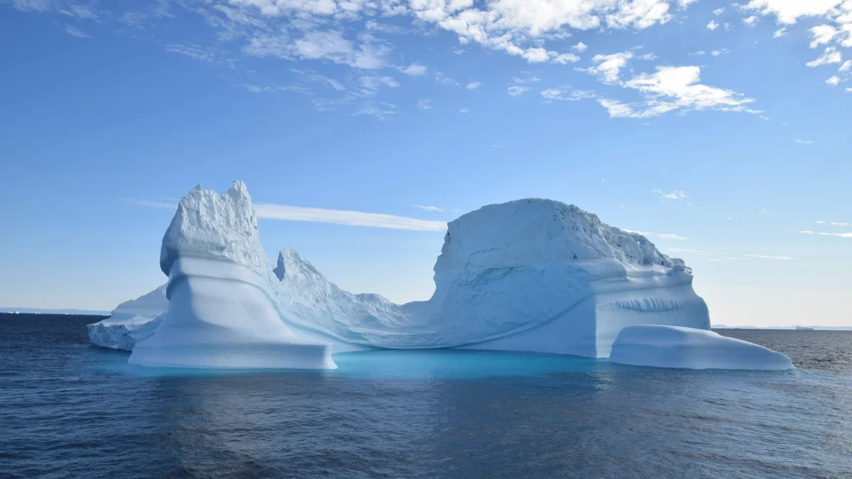Iceberg à la dérive dans l&rsquo;océan