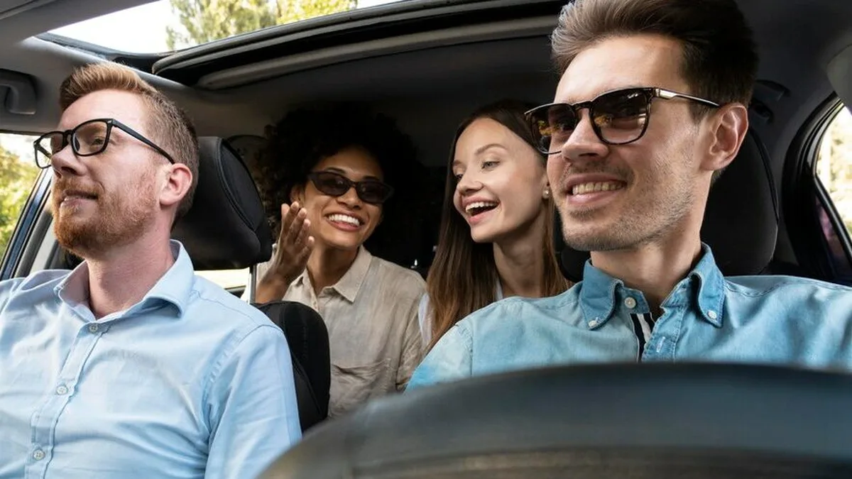 Des amis en covoiturage partagent un trajet en voiture