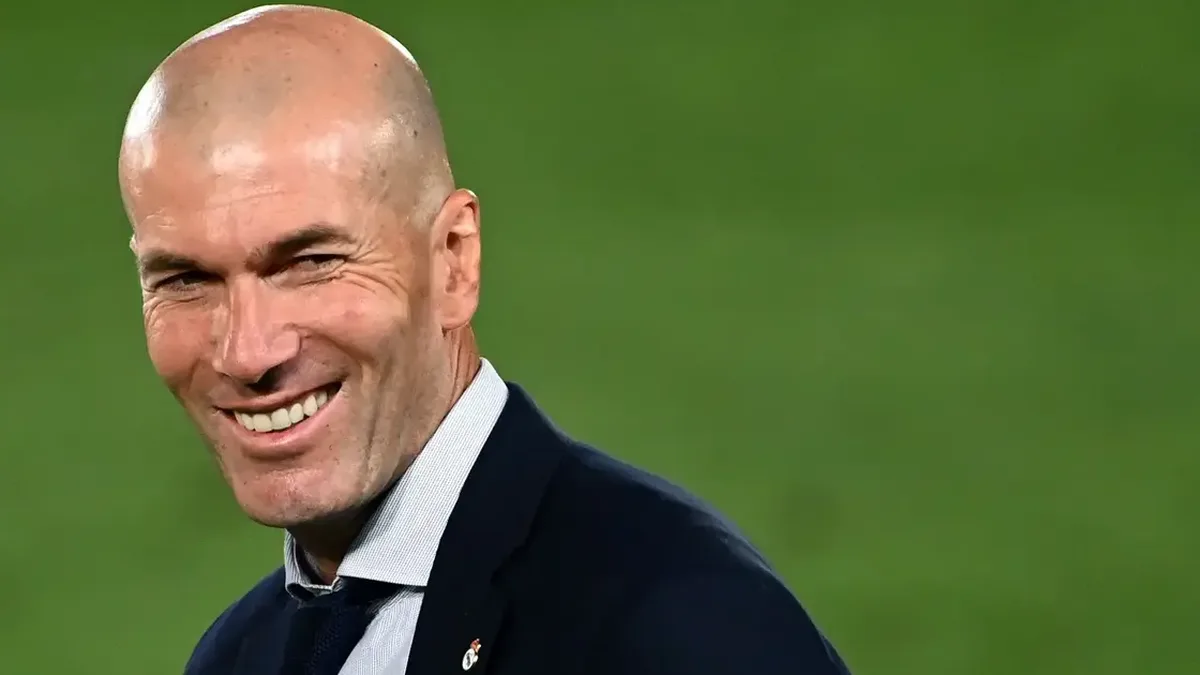 Zinédine Zidane, le nouveau sélectionneur de l&rsquo;équipe de France, sourit au bord d&rsquo;une pelouse