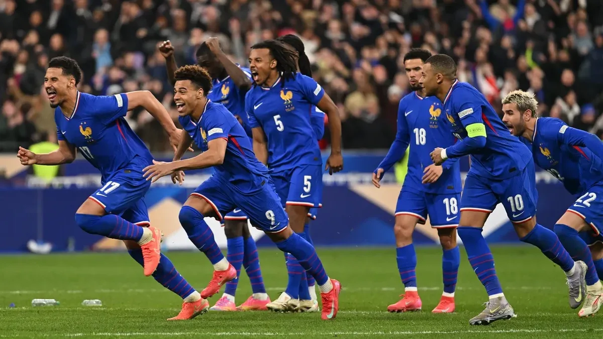 Les joueurs de l&rsquo;équipe de France célèbrent un but, en maillot bleu, devant leur public