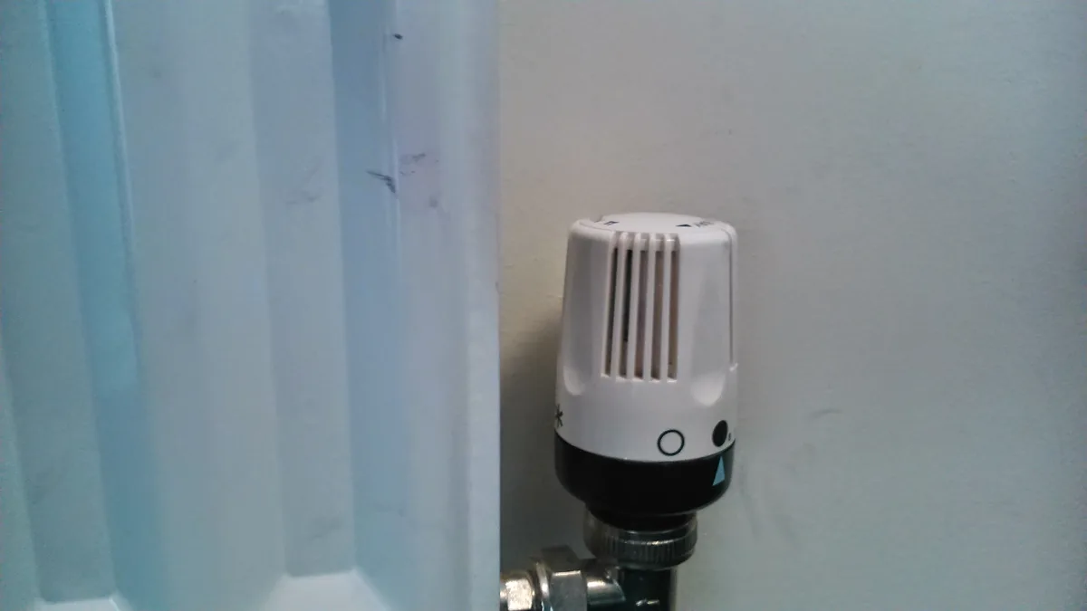 Un robinet thermostatique sur un radiateur