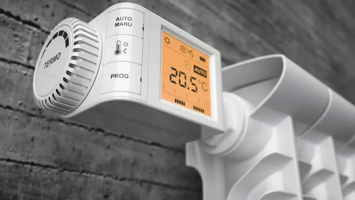 Un thermostat programmable monté sur un radiateur