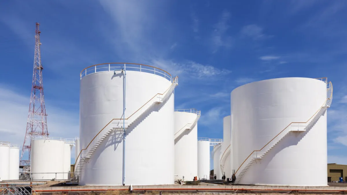 Cuves de stockage de carburant dans un dépôt pétrolier