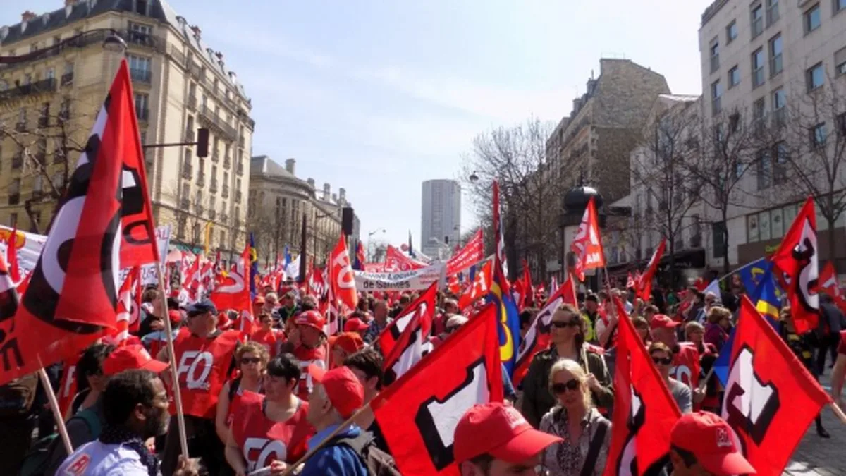 Des manifestants avec des drapeaux syndicaux lors d&rsquo;un cortège à Paris