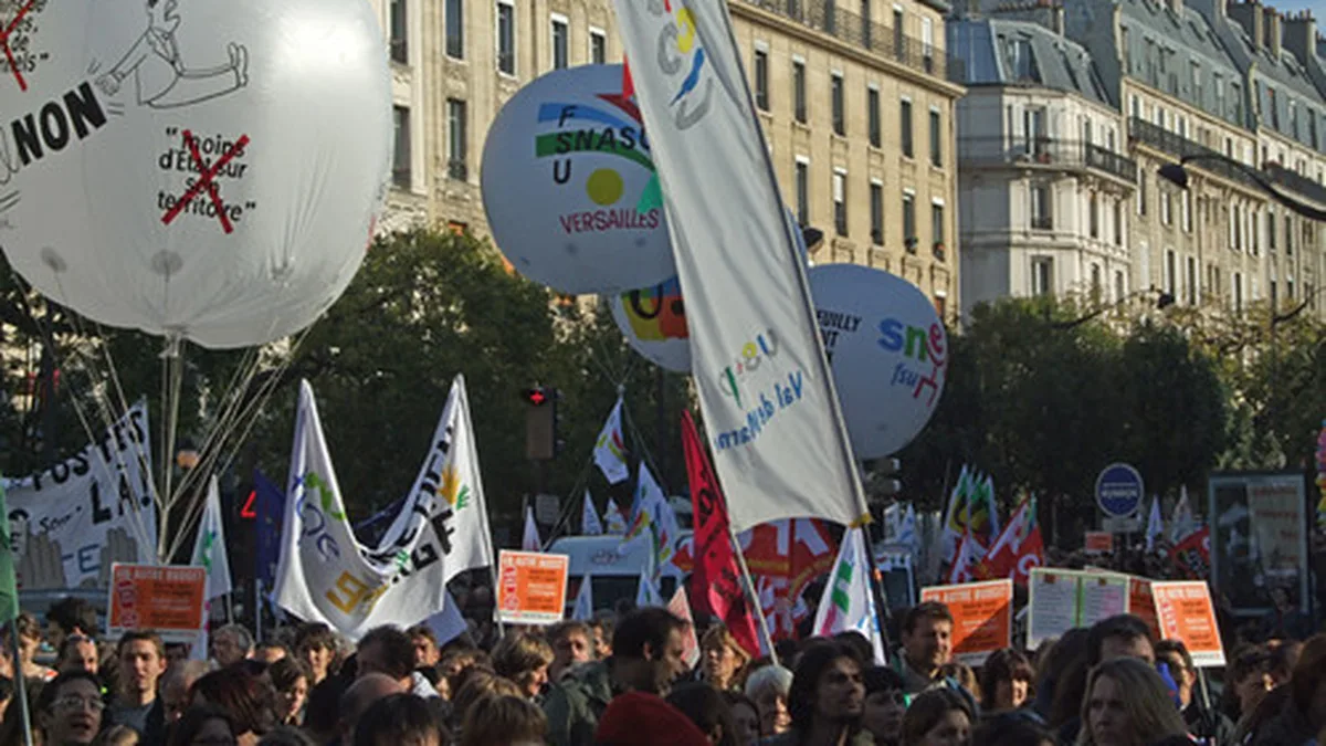 Cortège de manifestants avec ballons et pancartes syndicales