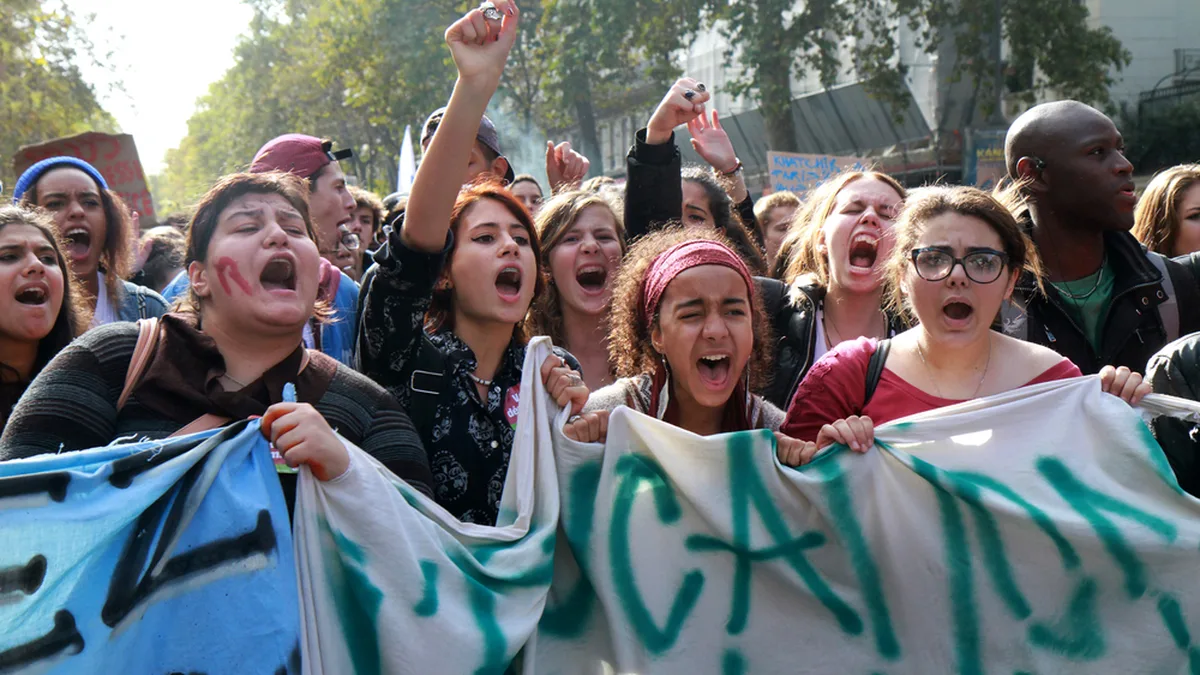 Jeunes manifestants avec une banderole lors d&rsquo;une mobilisation