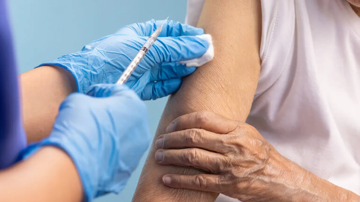 Vaccination d&rsquo;une personne âgée dans le bras