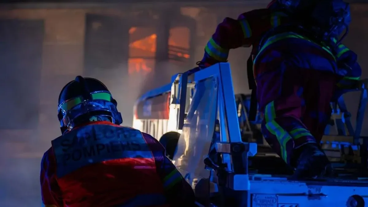 Des sapeurs-pompiers en intervention de nuit face aux flammes