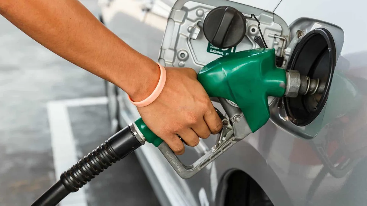 Un automobiliste fait le plein : l&rsquo;aide « grands rouleurs » concerne les voitures thermiques et hybrides utilisées pour le travail