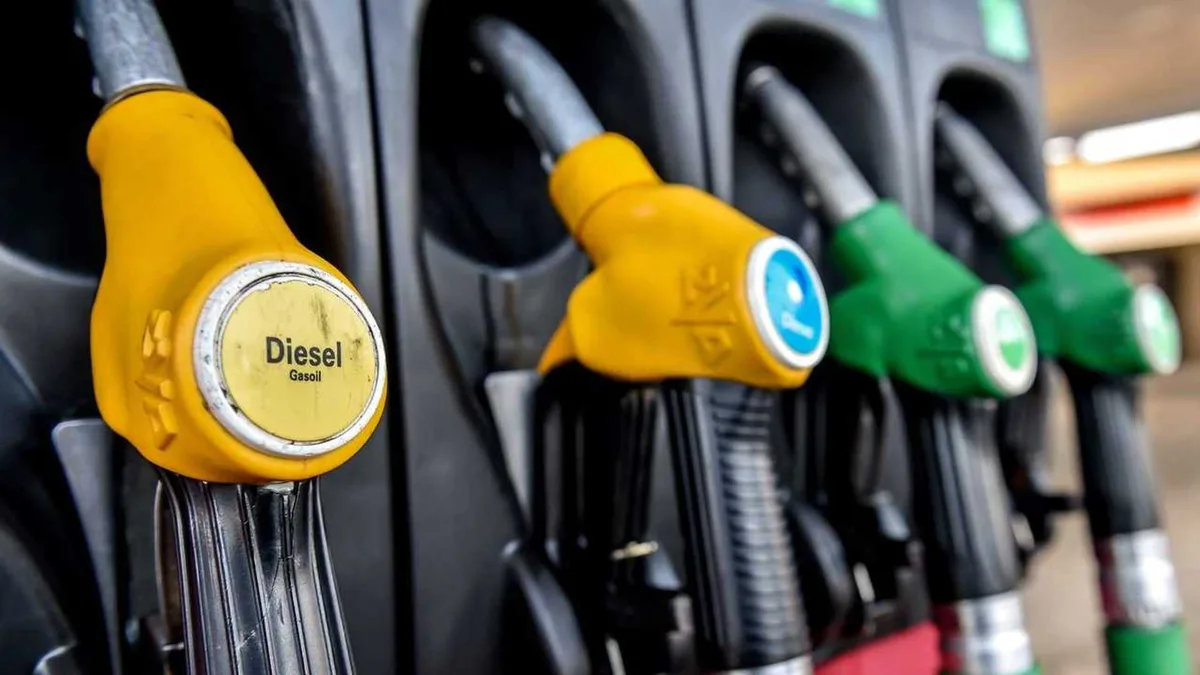 Pistolets de distribution de carburant dans une station-service