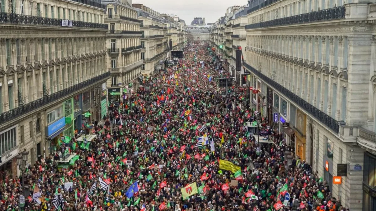 Une foule dense dans une rue de Paris lors d&rsquo;une manifestation