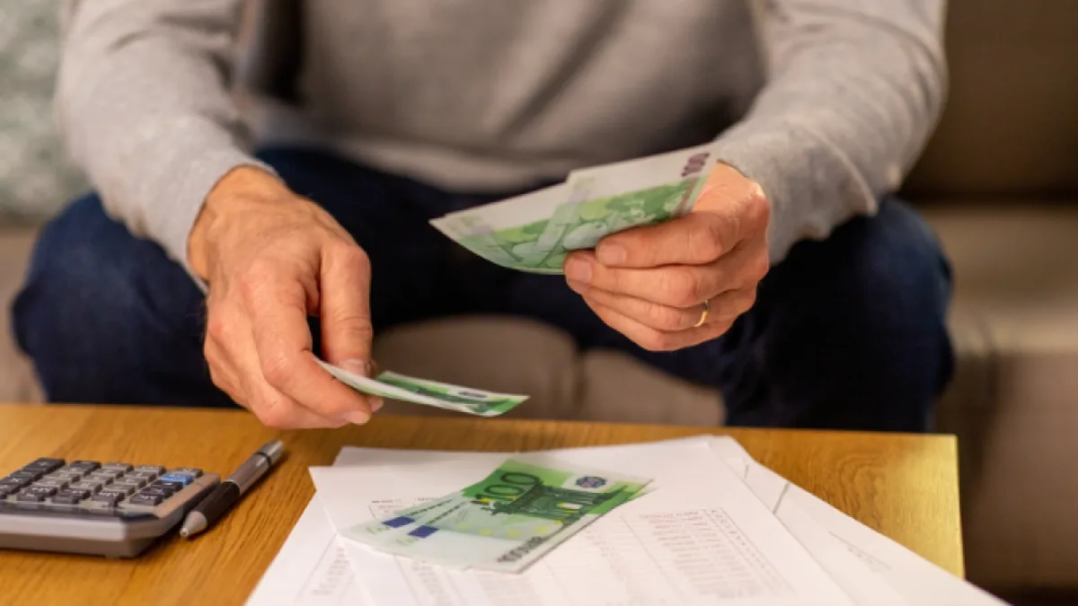 Un client discute avec un conseiller dans une agence bancaire