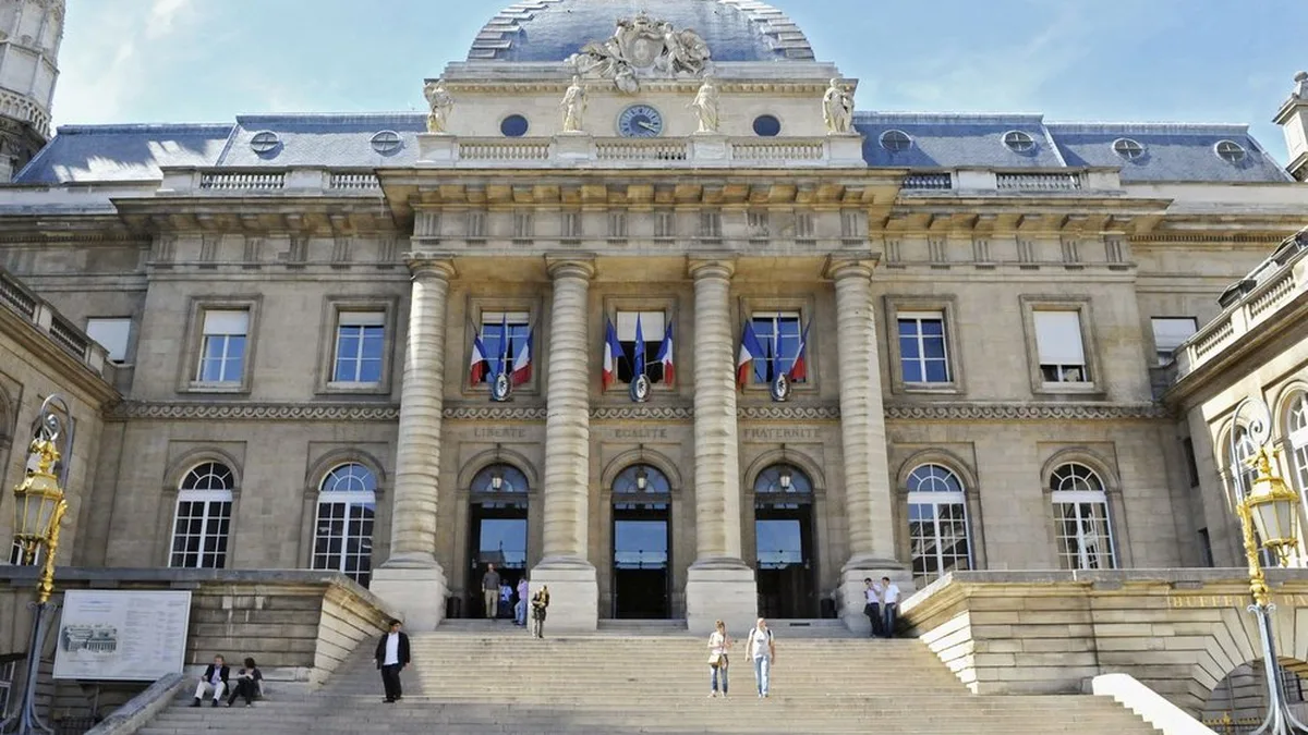 La colonnade du palais de justice de Paris, symbole de la procédure engagée devant la Cour de justice de la République