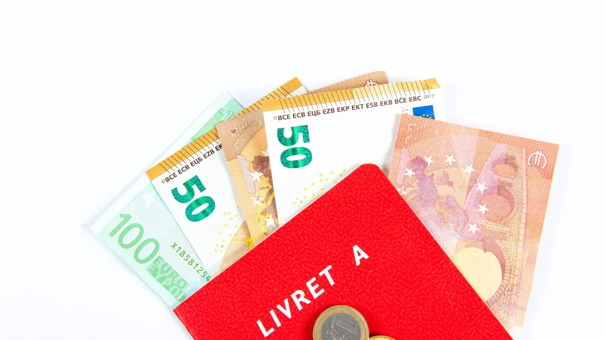 Un livret A et des billets en euros