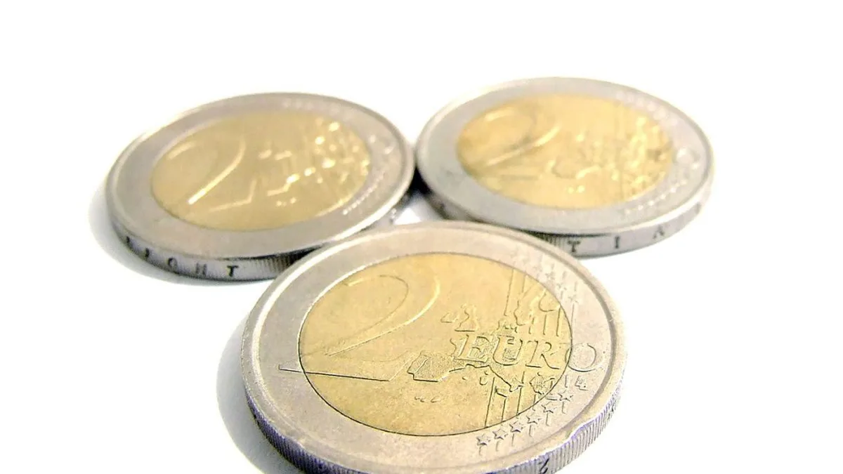 Trois pièces de deux euros, illustration de la fiscalité de l&rsquo;épargne