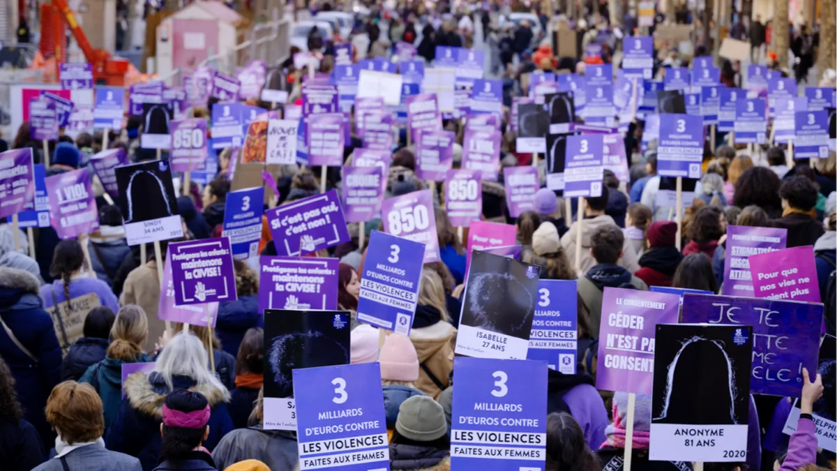 Marche contre les violences faites aux femmes, pancartes dans la foule