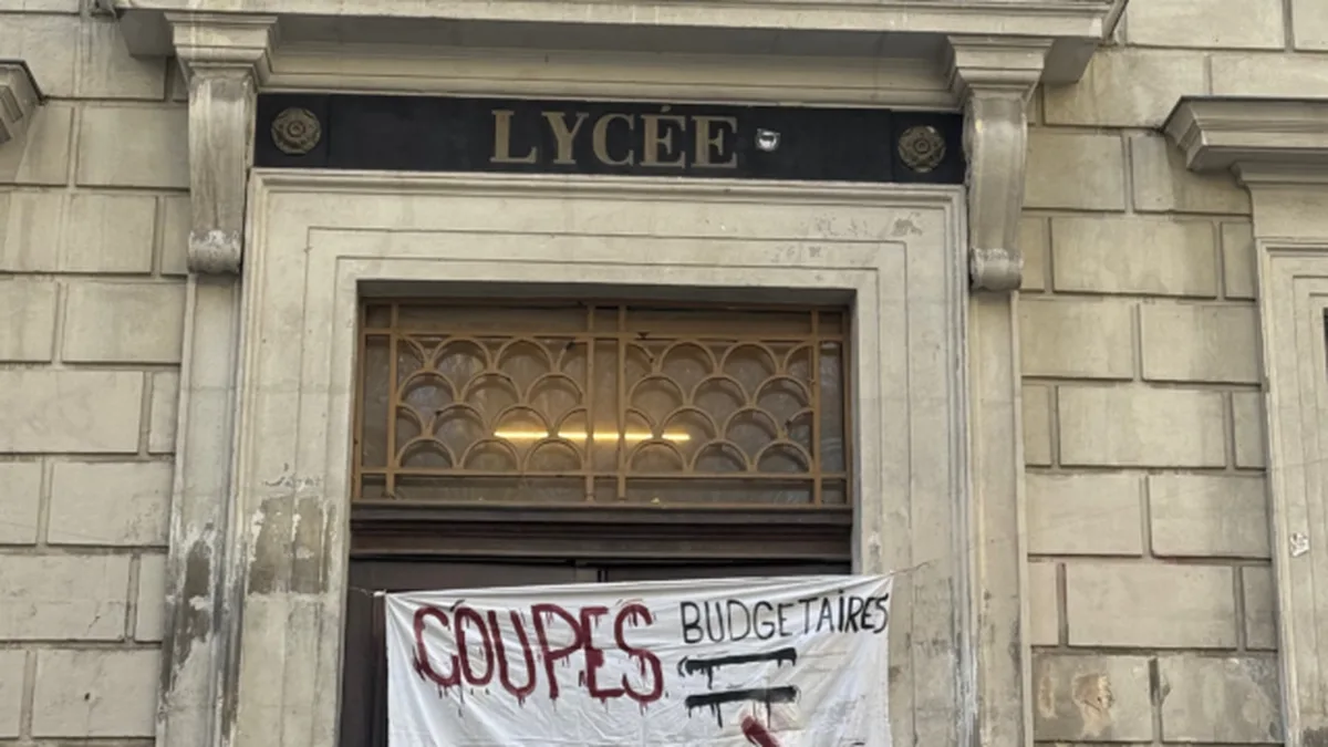 Une banderole « coupes budgétaires, jeunes en colère » devant un lycée bloqué