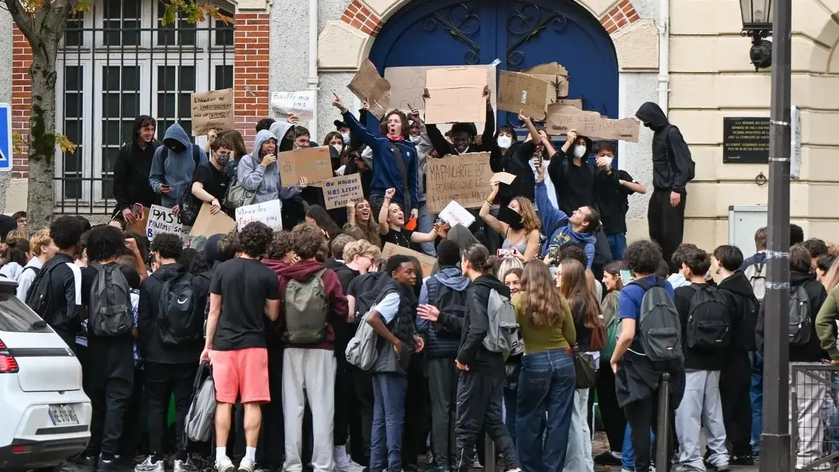 Des élèves rassemblés devant un lycée parisien pendant un blocus