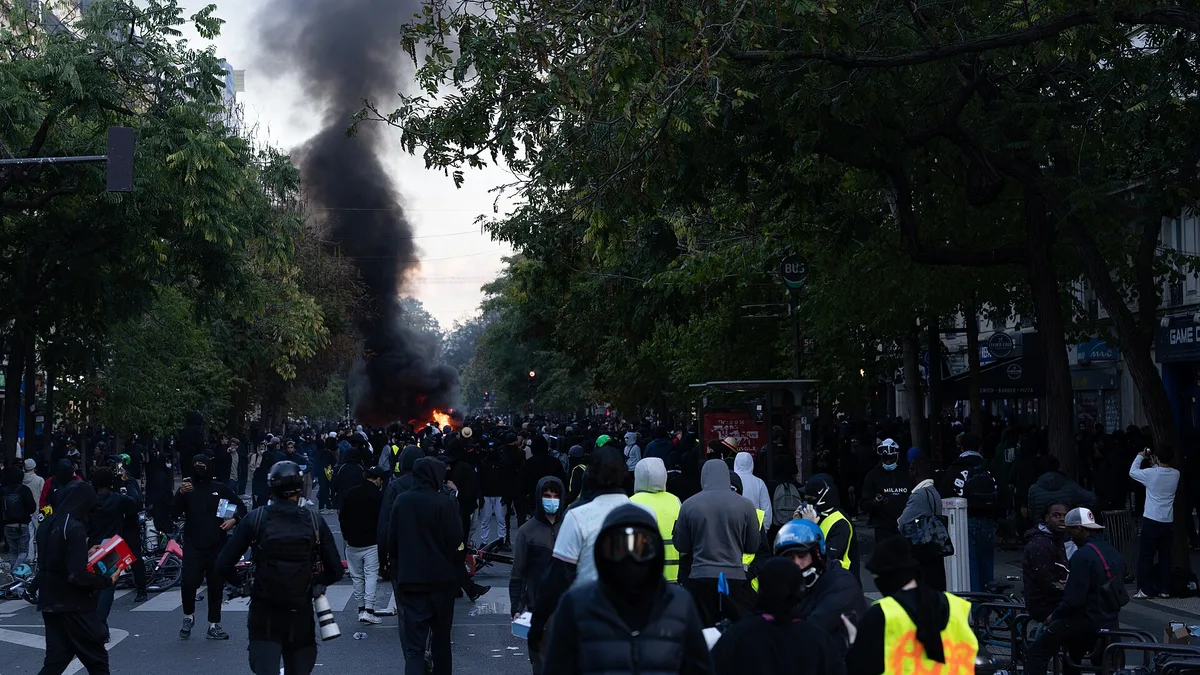Une épaisse colonne de fumée noire s&rsquo;élève au-dessus d&rsquo;un boulevard parisien samedi 17 octobre