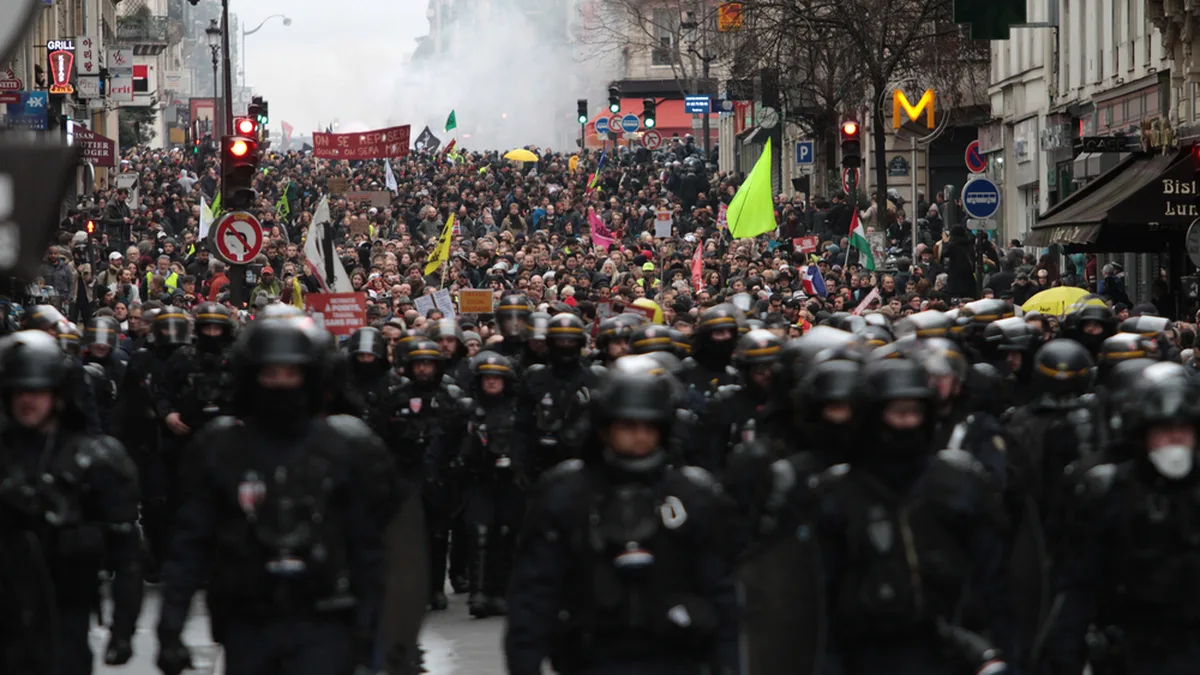 Des CRS face à un cortège, lors d&rsquo;une précédente manifestation en France