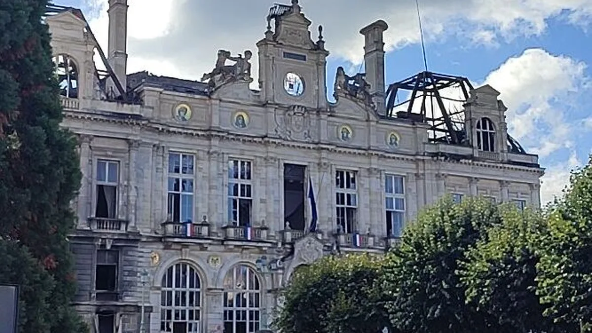 L&rsquo;hôtel de ville de Limoges au lendemain de l&rsquo;incendie, le 18 octobre 2026