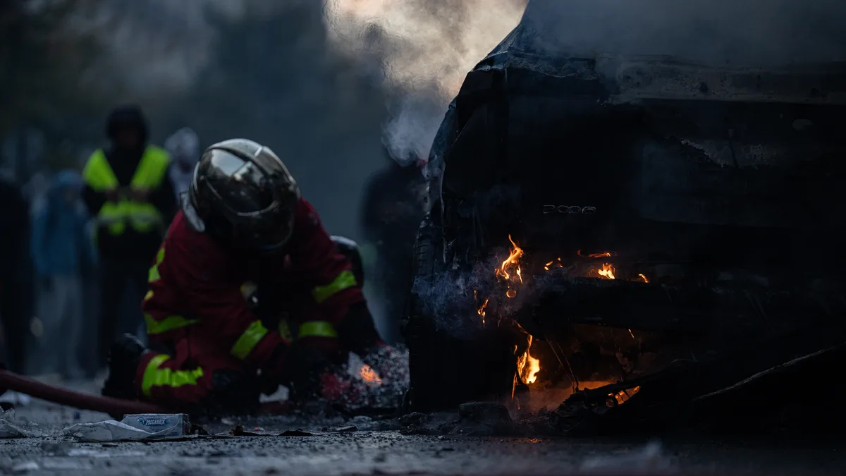 Forces de l&rsquo;ordre et pompiers lors des émeutes du 17 octobre à Paris