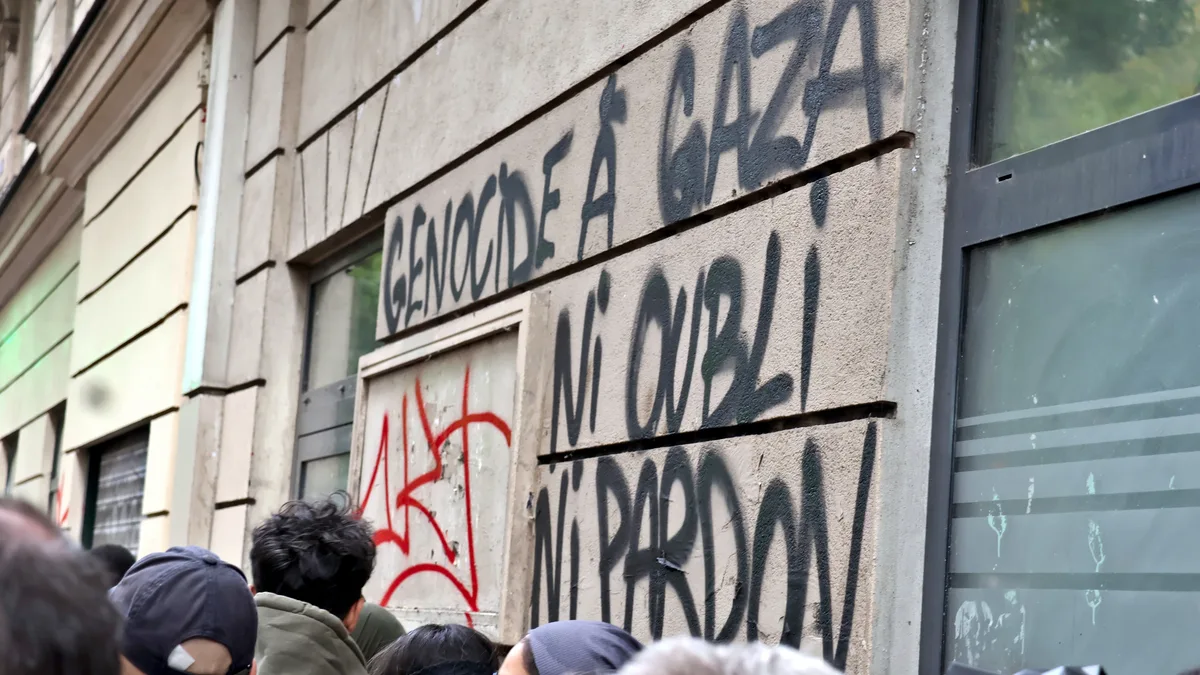 Tags sur un mur de Paris après la journée de manifestations du 17 octobre