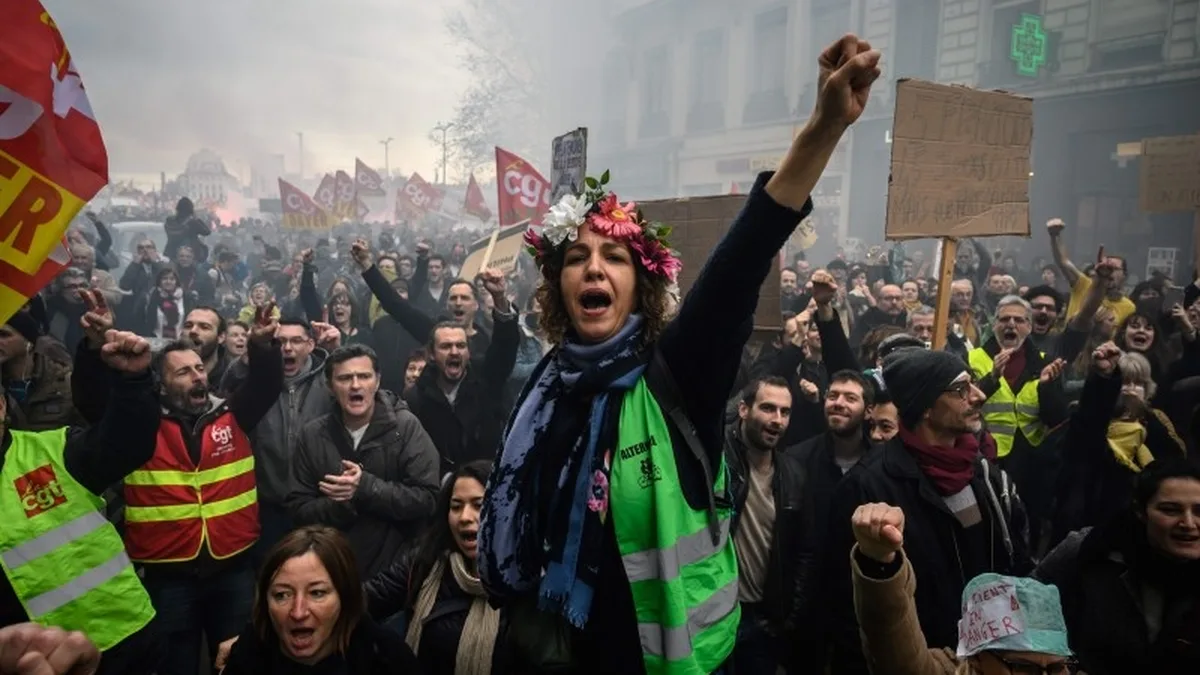 Des policiers en tenue d&rsquo;intervention dans une rue, lors d&rsquo;une manifestation en France