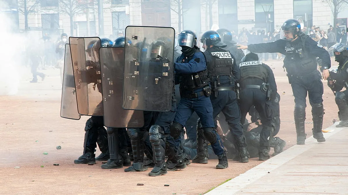 Des policiers en tenue anti-émeute, boucliers levés, lors d&rsquo;une manifestation en France