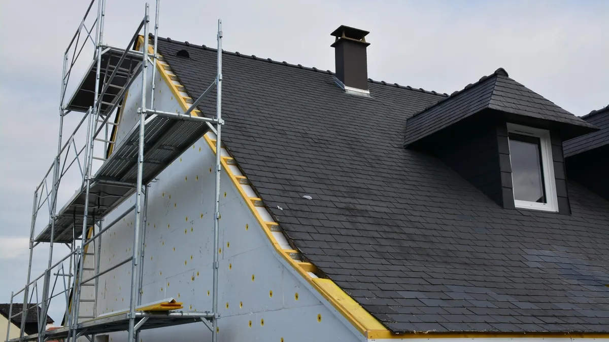 Isolation extérieure en cours sur une maison, avec un échafaudage