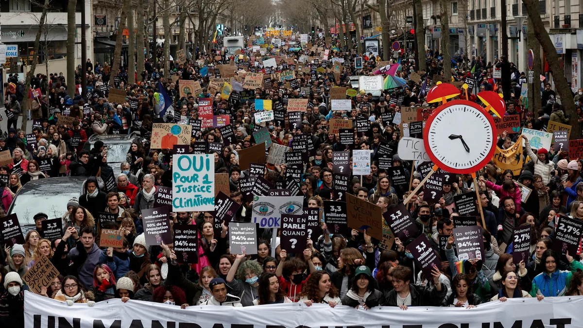 Climat : 120 000 manifestants dans la rue après un été record de chaleur
