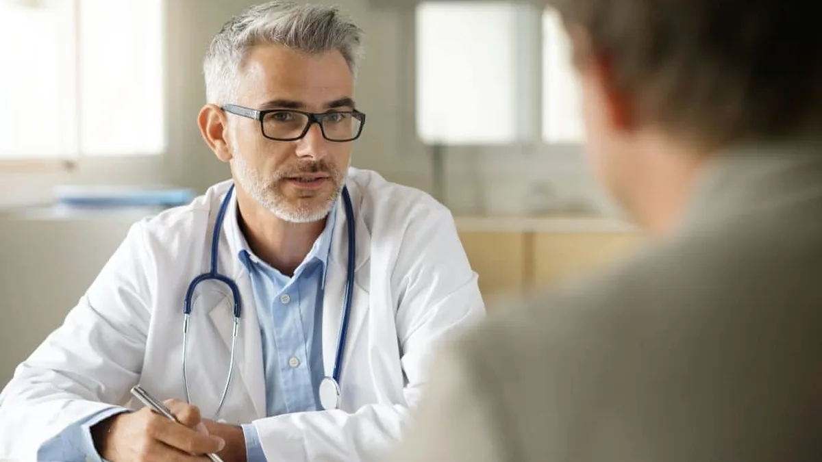Un médecin en consultation, comme ceux qui peuvent prescrire des substituts nicotiniques