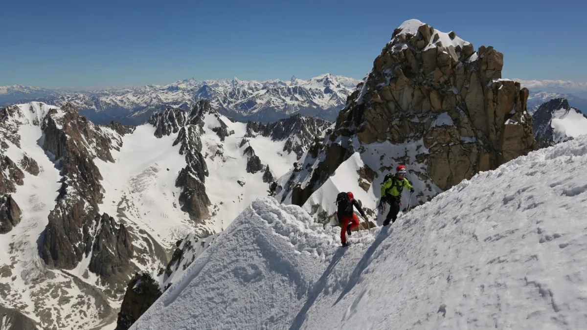 Alpinistes sur une arête enneigée du massif du Mont-Blanc
