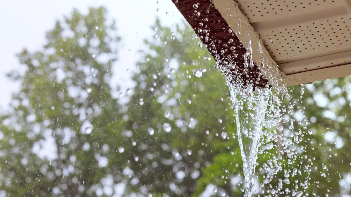 L&rsquo;eau déborde d&rsquo;une gouttière bouchée pendant la pluie