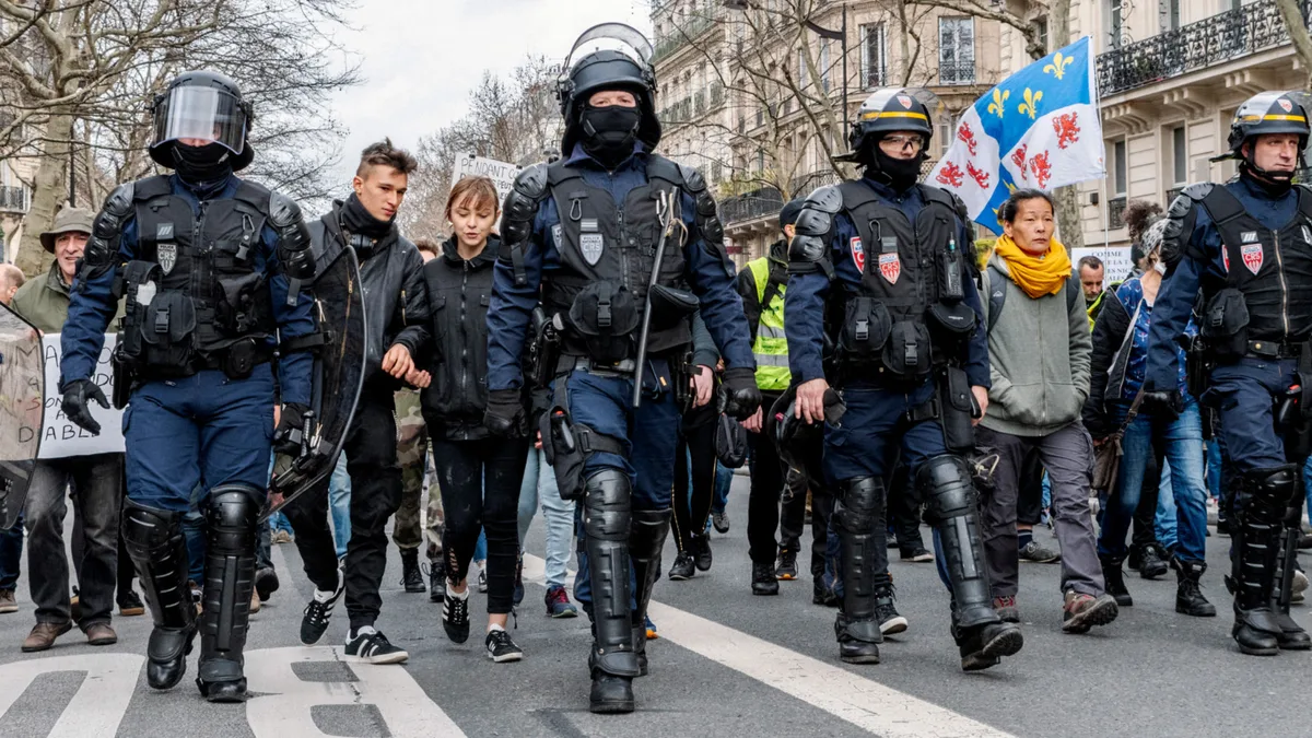 Des CRS encadrent un cortège en France