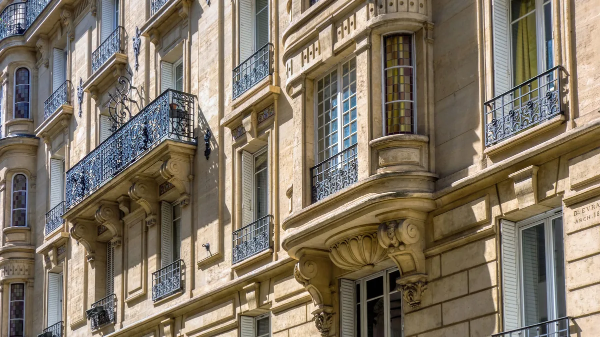 Façade d&rsquo;un immeuble haussmannien à Paris