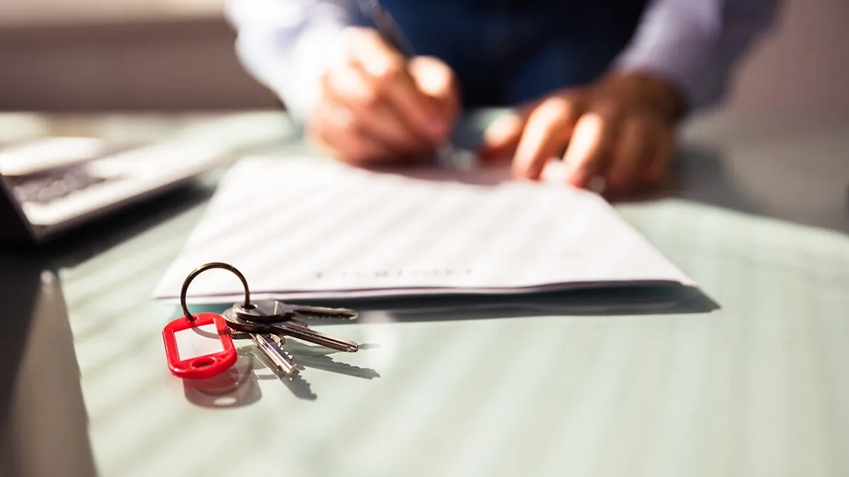 Clés d&rsquo;un logement posées devant des documents à signer