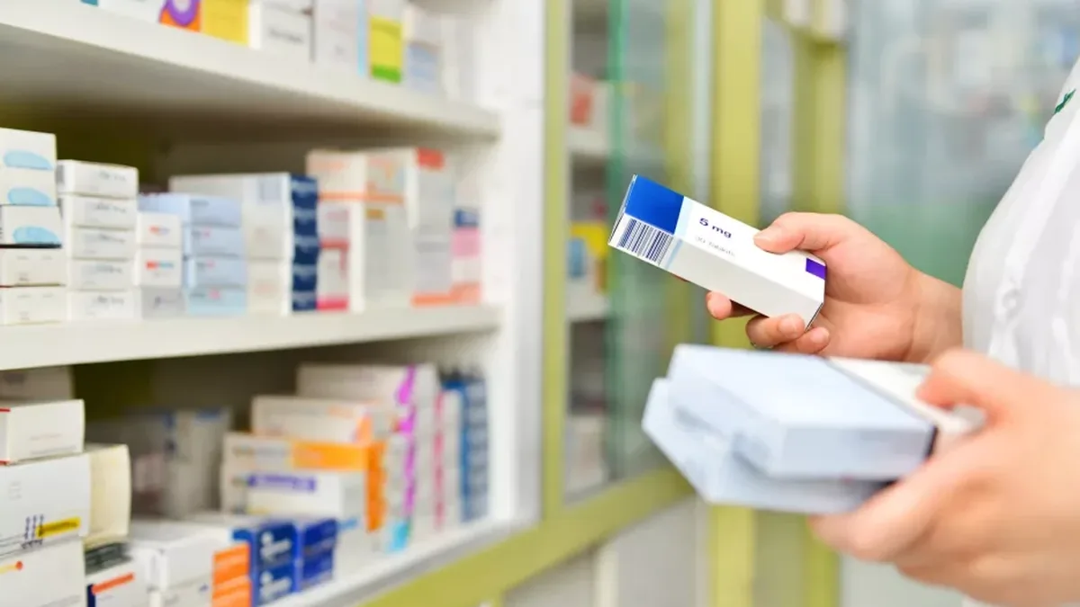 Des boîtes de médicaments sur les rayonnages d&rsquo;une pharmacie