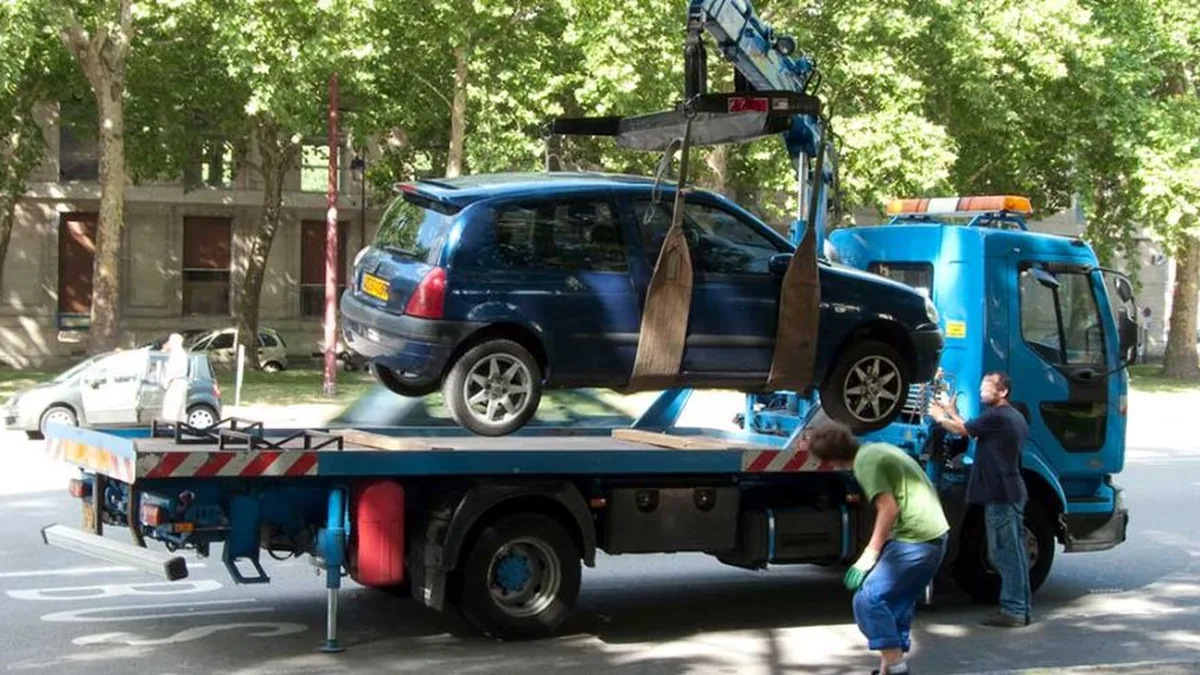 Une voiture soulevée par une dépanneuse de fourrière