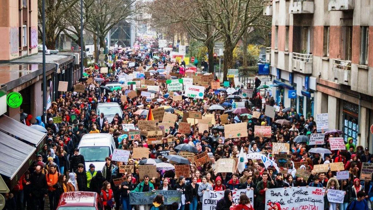 Cortège de jeunes manifestants en France