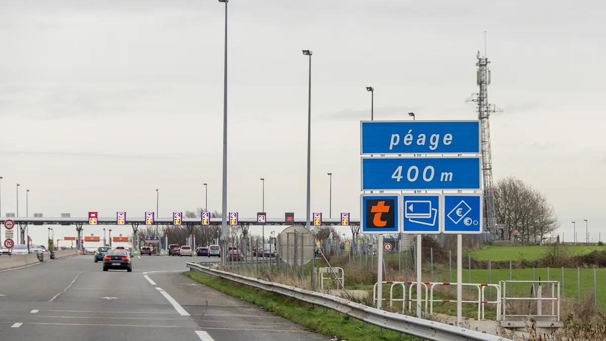 Une barrière de péage sur une autoroute française