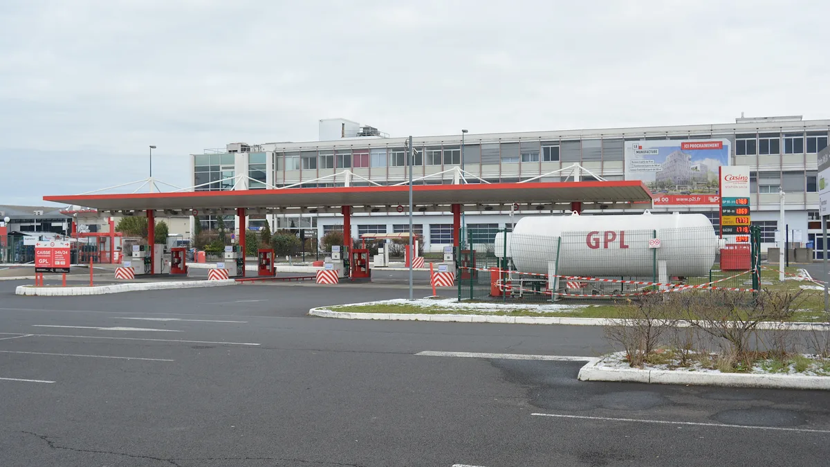 Une station-service française affichant les prix des carburants à la pompe
