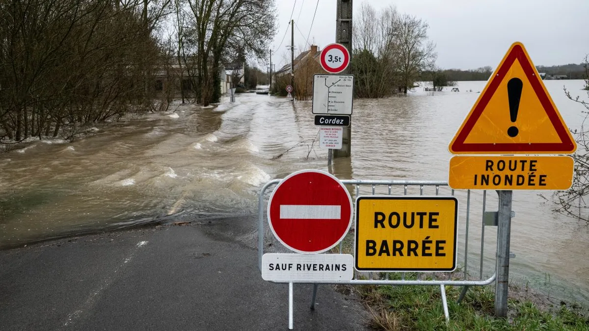 Route coupée par les eaux lors d&rsquo;un épisode méditerranéen