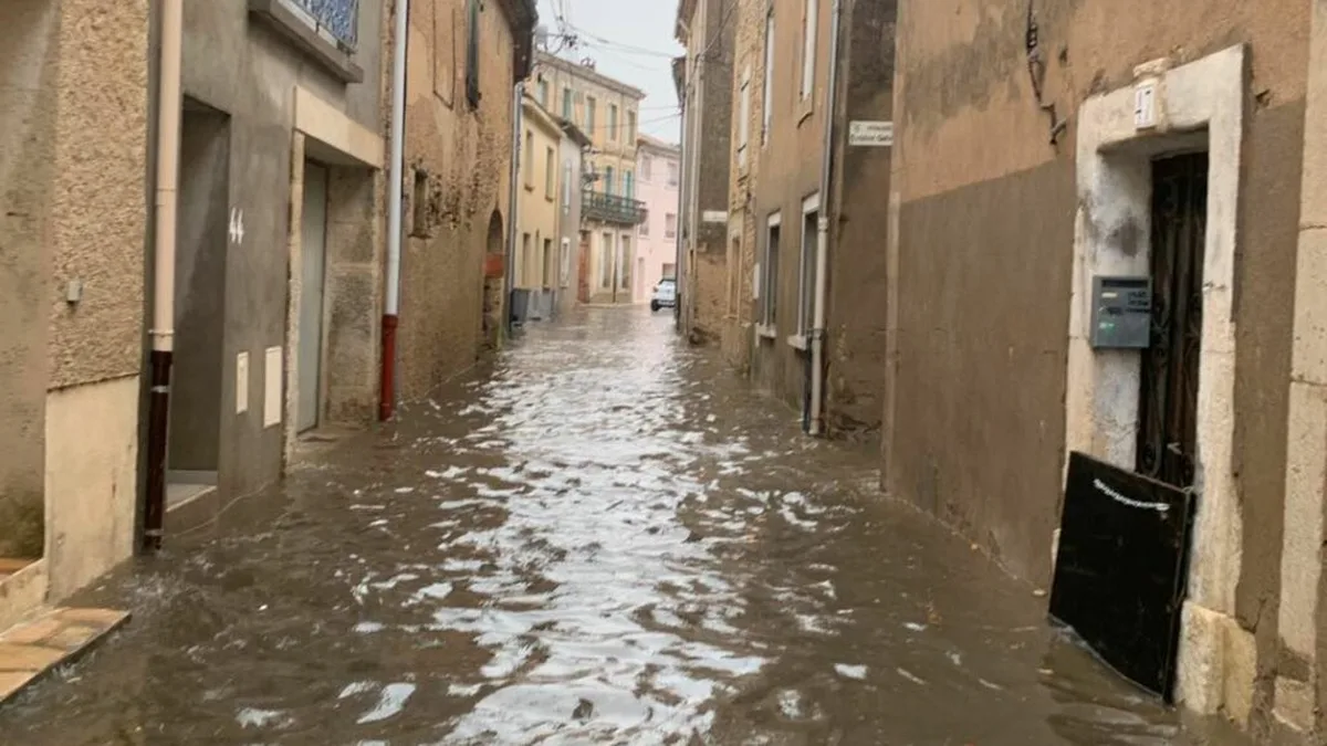 Rue inondée dans le sud de la France pendant un épisode de fortes pluies