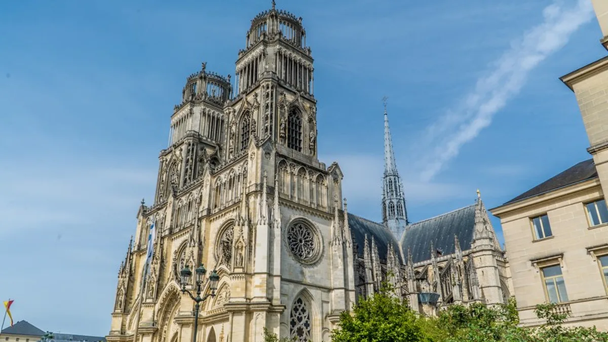 La cathédrale Sainte-Croix d&rsquo;Orléans, point de départ du cortège de la contre-manifestation