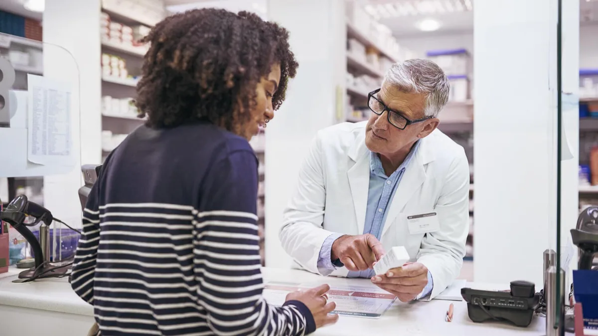 Un pharmacien au comptoir de son officine